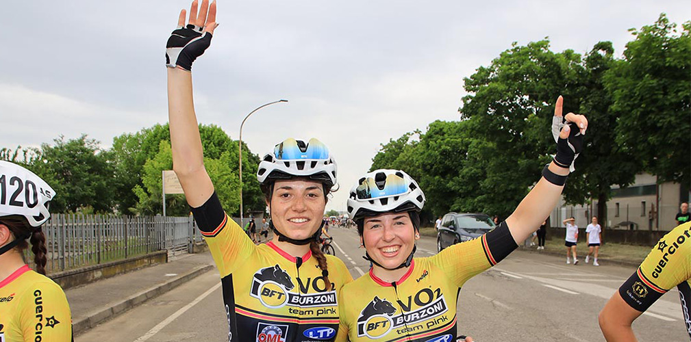 La Campana, a destra. insieme a Linda Sanarini, con la quale condivide il doppio impegno strada-pista (foto Ossola)