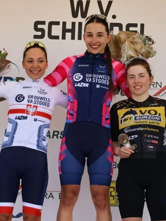 Il podio della seconda tappa con la Campana seconda dietro Stovern (NOR) e davanti a Taylor (GBR-foto organizzatori)