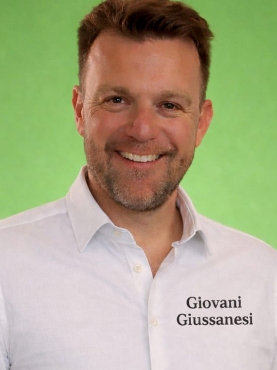 Giampaolo Cheula, 46 anni, ha corso fino al 2011. Ora si divide fra il negozio e l'ammiraglia della Giovani Giussanesi