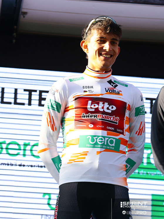 Gualdi nella foto con la maglia di miglior giovane alla Volta a Catalunya, vestita per due tappe