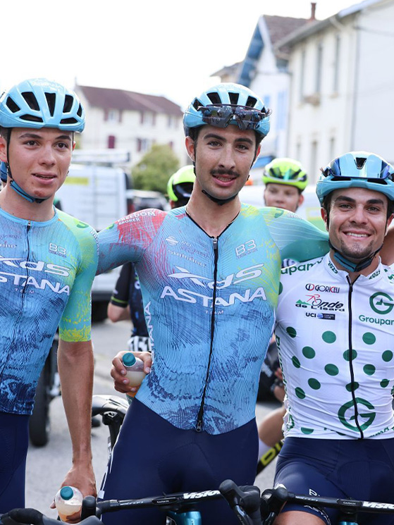Mellano con il team alla Ronde de l'Izard. Per il corridore di Savigliano un test verso il Giro Nex Gen (foto DirectVelo)