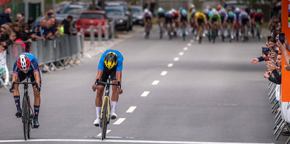 Lo sprint imperioso di Pezzo Rosola su Wandel (SWE), il gruppo chiude a 5" (foto organizzatori)