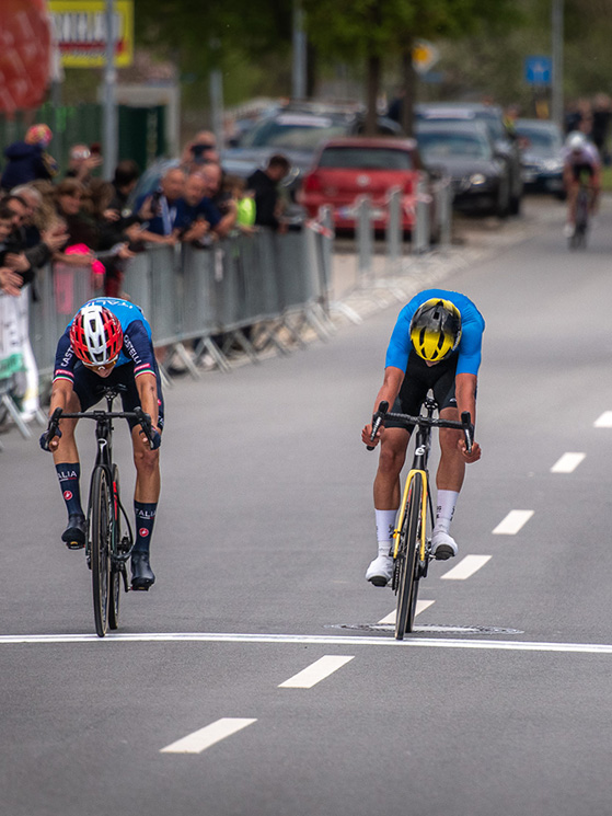 Lo sprint imperioso di Pezzo Rosola su Wandel (SWE), il gruppo chiude a 5" (foto organizzatori)