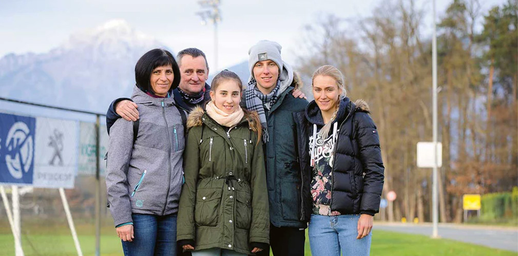Pogacar con la sua famiglia e la compagna Urska Zygart. Il papà lo ha supportato nel costruire il Pogi Team (foto Mikavec)