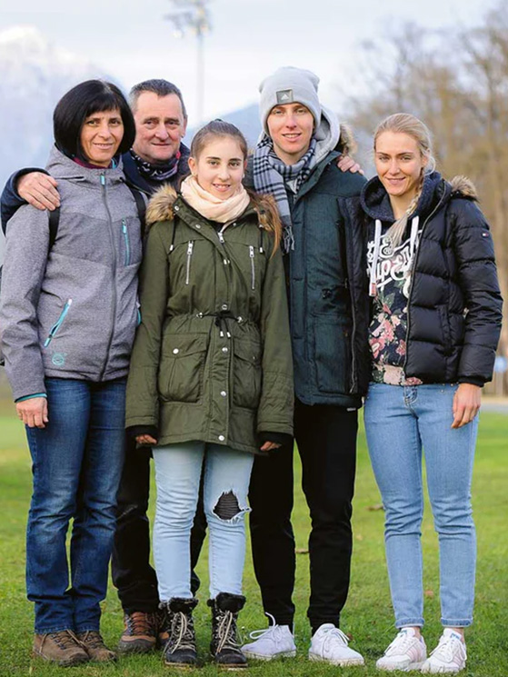 Pogacar con la sua famiglia e la compagna Urska Zygart. Il papà lo ha supportato nel costruire il Pogi Team (foto Mikavec-Rouleur)