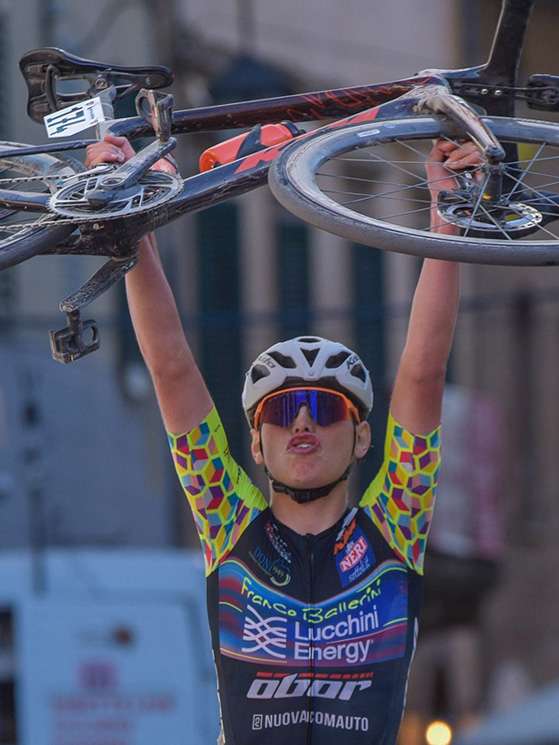All'arrivo de l'Eroica Proietti Gagliardoni alza la sua bici in segno di trionfo (foto Rodella)