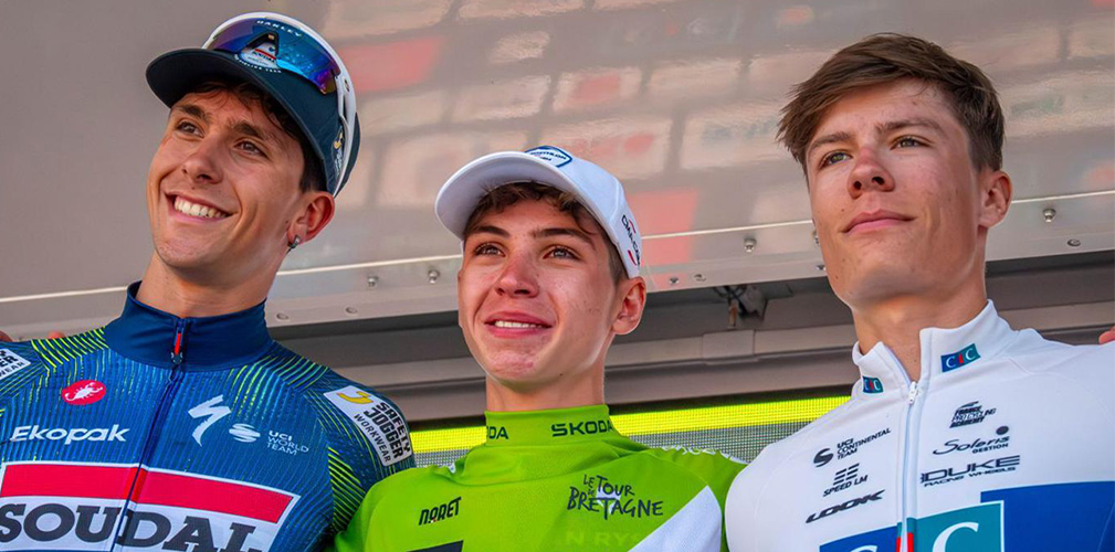 Il podio finale al Tour de Bretagne con Sparfel al fianco di Savino, staccato di 26" (foto DirectVelo)