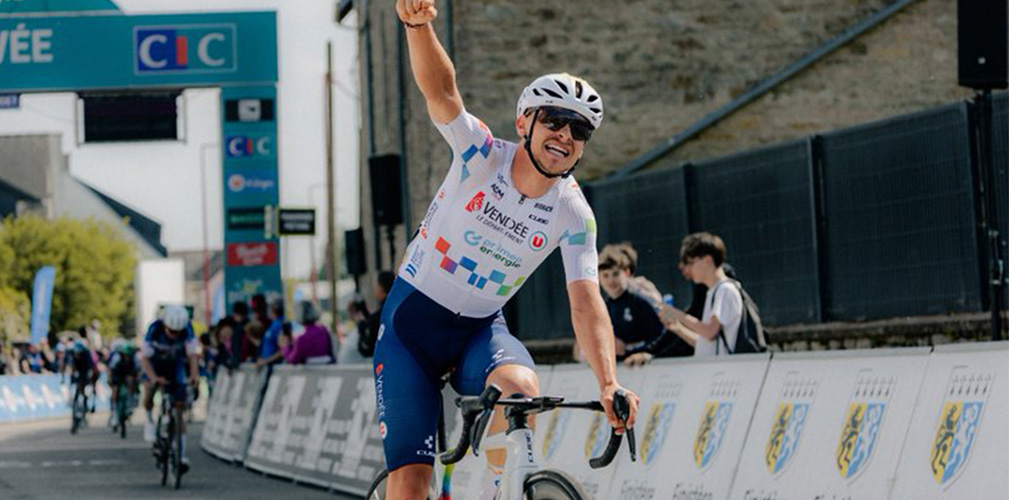 L'arrivo della quarta frazione. Vince Barusseau, dietro Savino è beffato da Sparfel (foto DirectVelo)