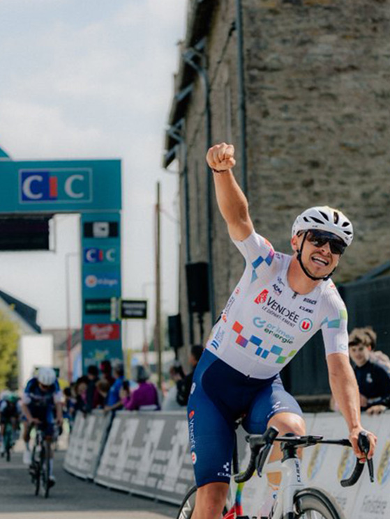 L'arrivo della quarta frazione. Vince Barusseau, dietro Savino è beffato da Sparfel (foto DirectVelo)