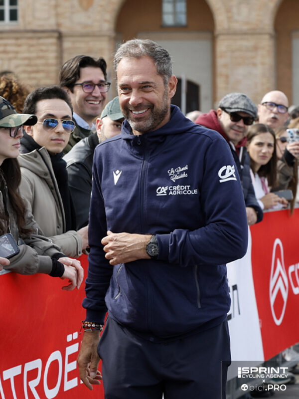 Il cittì femminile Marco Velo è anche direttore nelle gare RCS Sport