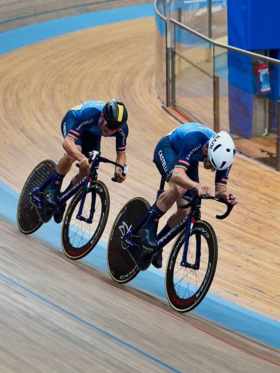 Vendramin, qui con Padovan al Belgian Open Track Meeting, può essere accostato a Viviani come caratteristiche (foto pedalclicks)