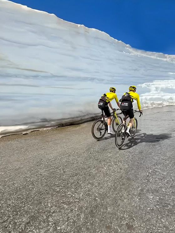 Affini si allena a Sierra Nevada con Armirail, Jorgenson e Van Aert (immagine Instagram Visma Lease a Bike)