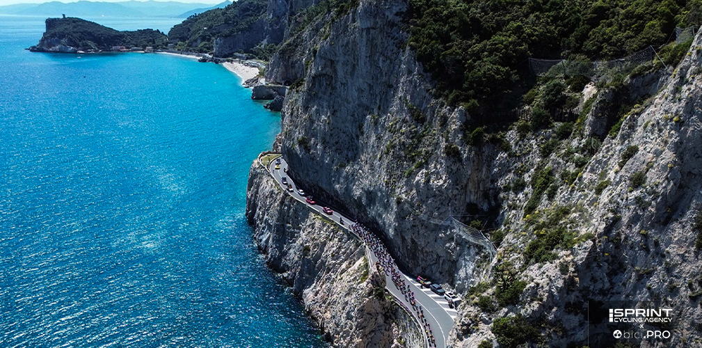 Il gruppo è partito da Imperia, costeggiando il mare della Sanremo: il Bric Berton stava per arrivare