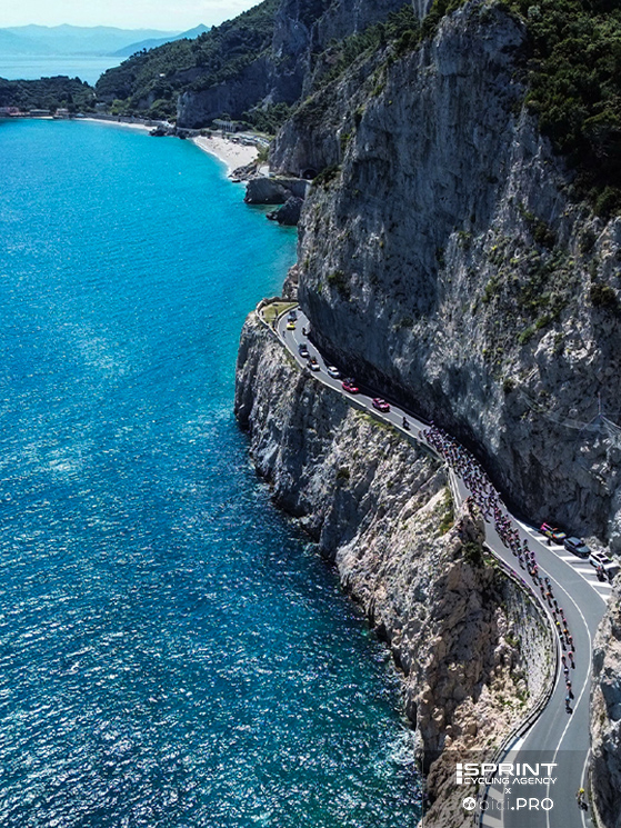 Il gruppo è partito da Imperia, costeggiando il mare della Sanremo: il Bric Berton stava per arrivare