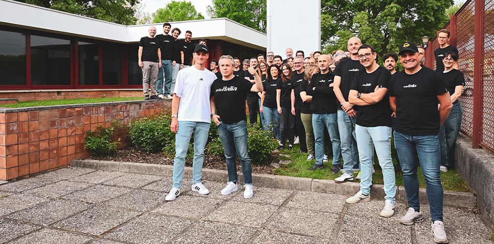 Gruppo completo: il titolare Riccardo Bigolin con Van der Poel e a destra Furlan (foto pocispix)