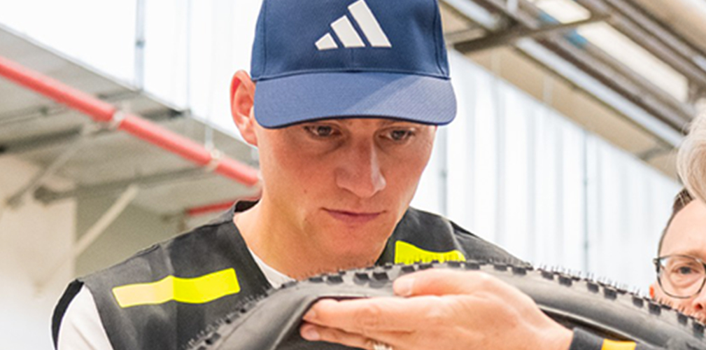 Dopo la visita in Selle Italia, Van der Poel ha approfondito la sua scelta di gomme (foto Pirelli)