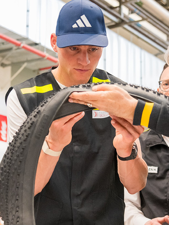 Dopo la visita in Selle Italia, Van der Poel ha approfondito la sua scelta di gomme (foto Pirelli)