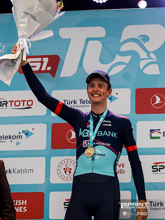 Davide Bagatin è nato il 14 giugno 2002 a Cittiglio, è alto 1,83 per 75 chili