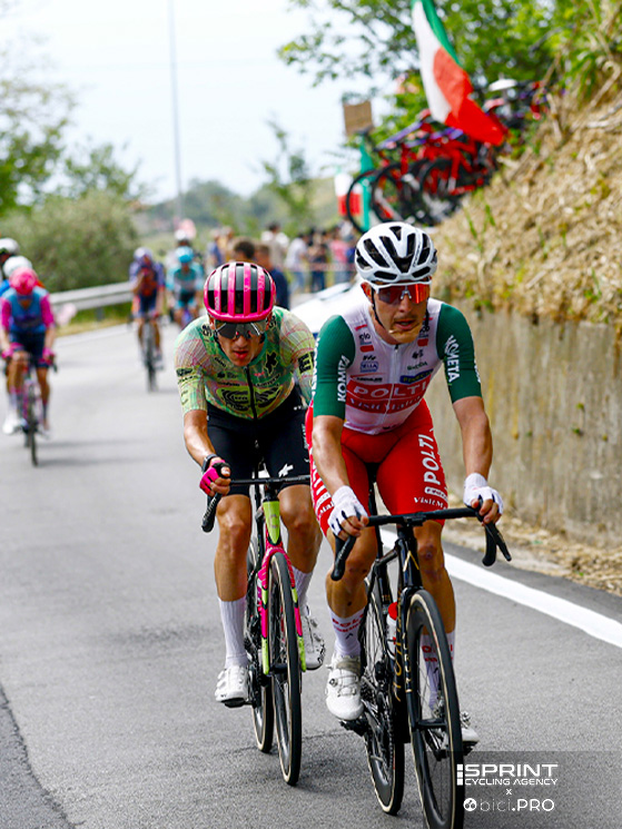 Mattia Bais e Rafferty sono stati gli ultimi della fuga del mattino ad arrendersi, ripresi a 52 km dal traguardo