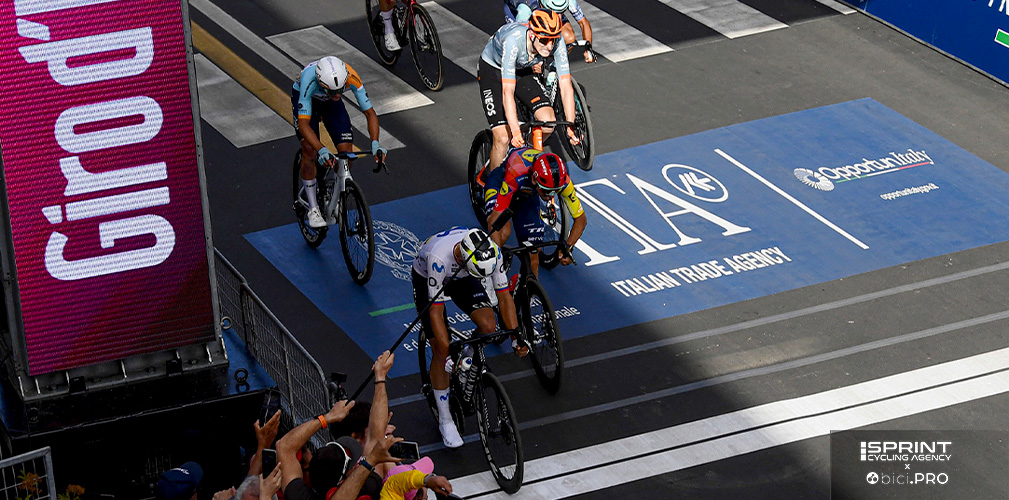 Narvaez ha già vinto, sulla destra Aular è secondo, Ciccone terzo: l'abbuono dà la maglia rosa