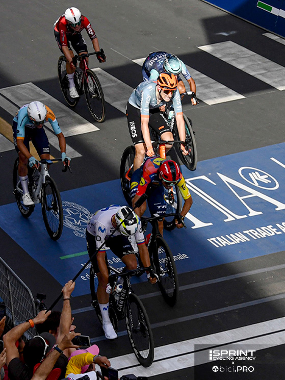 Narvaez ha già vinto, sulla destra Aular è secondo, Ciccone terzo: l'abbuono dà la maglia rosa