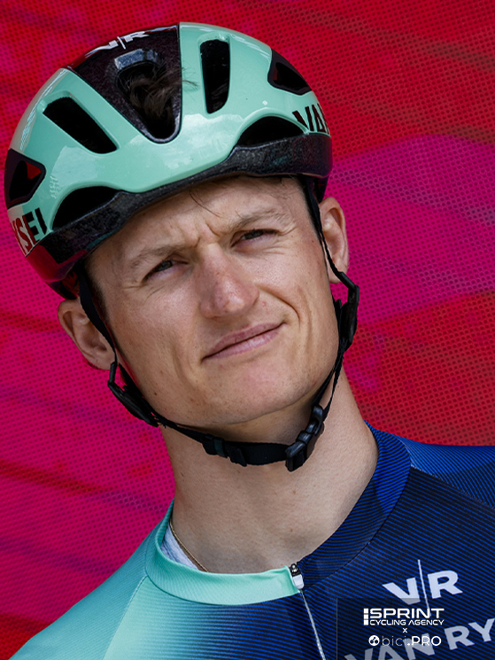 Felix Gall ha 28 anni ed è pro' dal 2020. 1,80 per 66 kg è al secondo Giro d'Italia