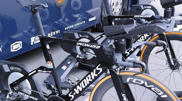La bici da crono attende Pellizzari dopo la tappa. Guardate che manubrio elaborato