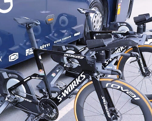 La bici da crono attende Pellizzari dopo la tappa. Guardate che manubrio elaborato
