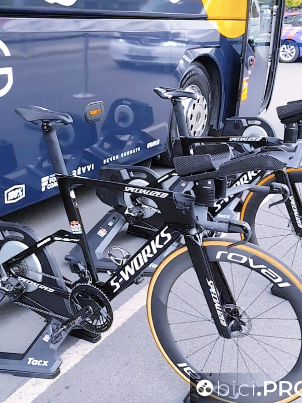 La bici da crono attende Pellizzari dopo la tappa. Guardate che manubrio elaborato