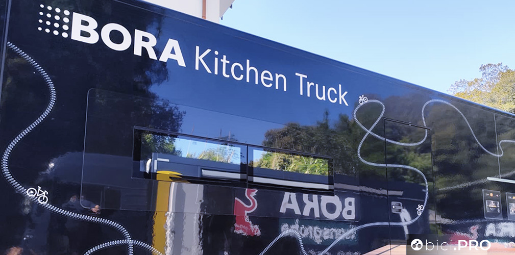 I corridori della Red Bull-Bora mangiano in questo truck. Oggi Pellizzari e Moscon non sono a scesi a pranzo coi compagni