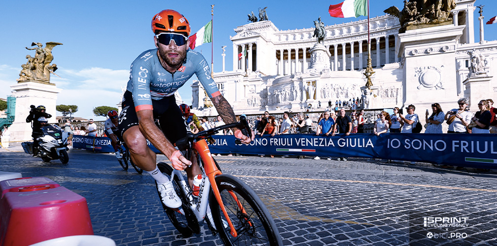 Il tentativo di Ganna (a ruota s'intravedono) Sobrero e Stuyven. Pippo è stato fuori un giro. Andava sul filo dei 60 all'ora