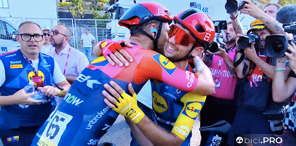 Milan abbraccia Sobrero dopo il traguardo. Matteo ha corso da stopper perfetto per la tattica della Lidl-Trek