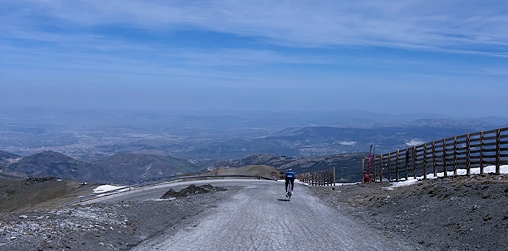 La strada che tocca i 3.000 metri di cui ci diceva Germani. Si nota anche il paesaggio brullo (foto Instagram)