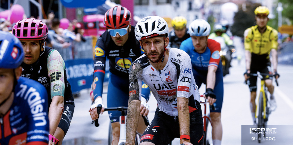 Adam Yates taglia il traguardo con fango e ferite. E' finito sotto un guarderail nella caduta innescata dal compagno Soler