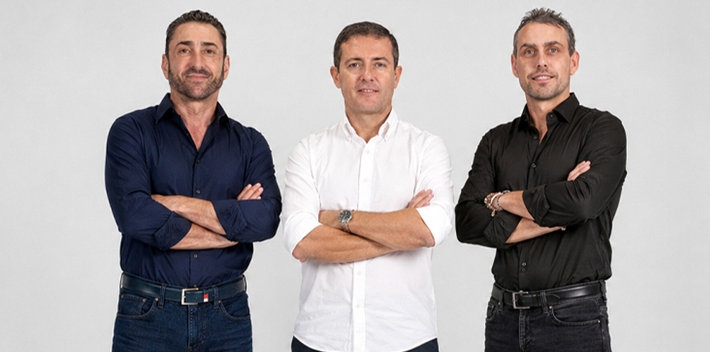 I fratelli Marco e Gianluca Bernardi con, al centro, Eduardo Roldan