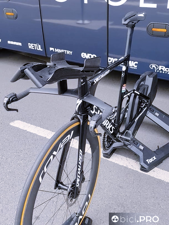 La bici da crono attende Pellizzari dopo la tappa. Guardate che manubrio elaborato