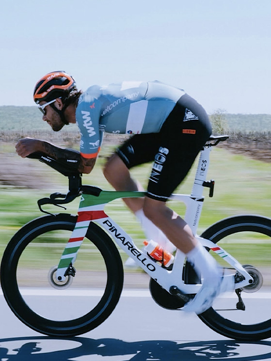 Ganna pizzicato sulla Pinarello Bolide alla vigilia del Giro in Bulgaria (foto Instagram)
