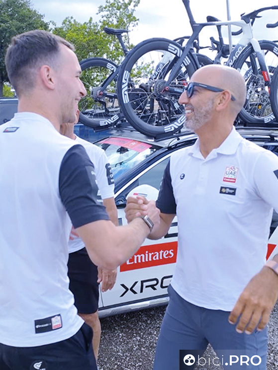 Matxin, manager tecnico della UAE Emirates, festeggia dopo l'arrivo di Fermo