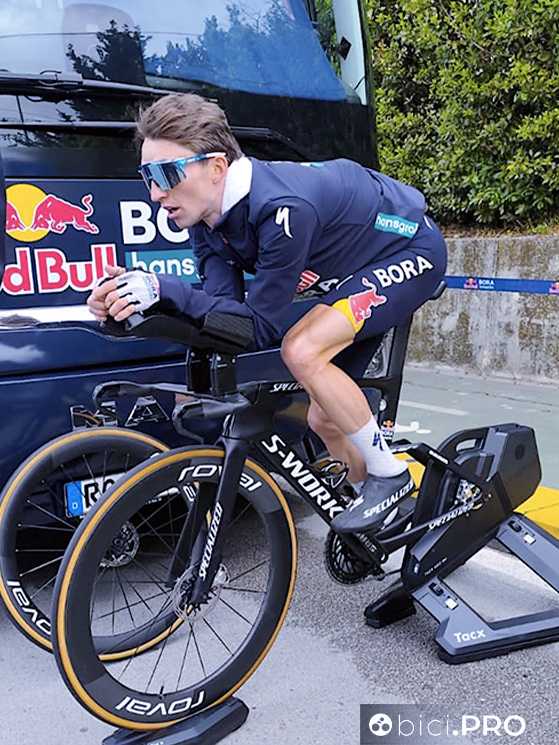 A Fermo colpi di stiletto tra i big e Jai Hindley si conferma tra i più brillanti. Eccolo al defaticamento sulla bici da crono