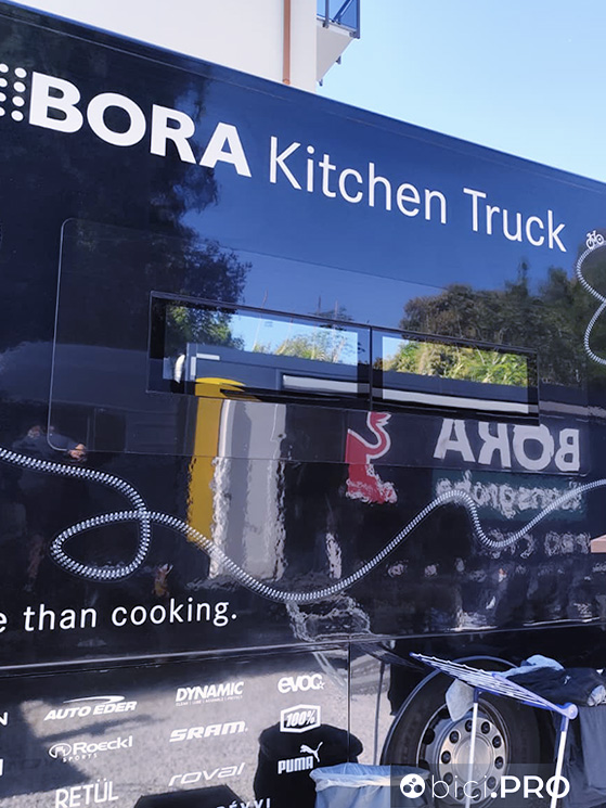 I corridori della Red Bull-Bora mangiano in questo truck. Oggi Pellizzari e Moscon non sono a scesi a pranzo coi compagni
