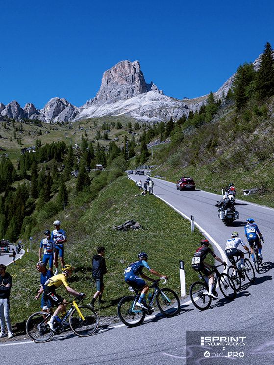 La fuga sul Giau, Cima Coppi di giornata. Kuss è rimasto più coperto di altri e alla fine anche per questo aveva più energie