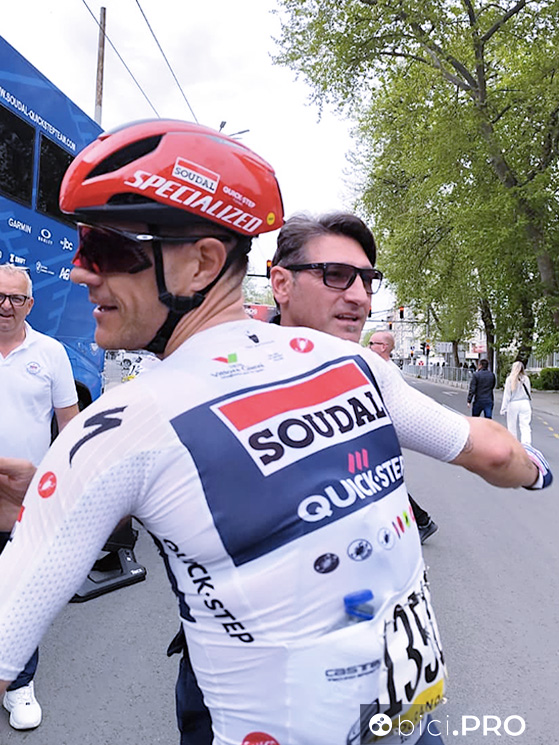 Mentre poco bus più in là si festeggia la vittoria di Magnier. Ecco Bramati abbracciare Jasper Stuyven