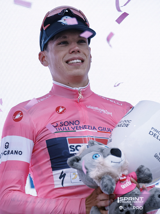 Paul Magnier (classe 2004) è al secondo Giro d'Italia. Stasera dormirà in maglia rosa