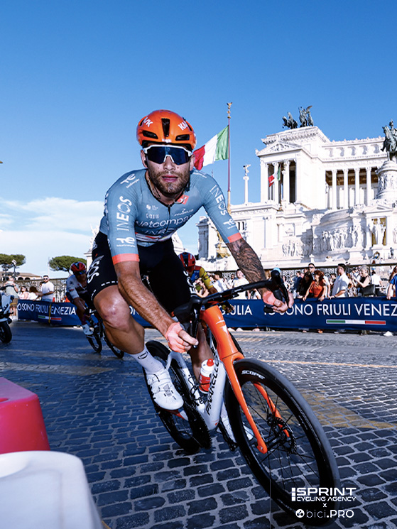 Il tentativo di Ganna (a ruota s'intravedono) Sobrero e Stuyven. Pippo è stato fuori un giro. Andava sul filo dei 60 all'ora