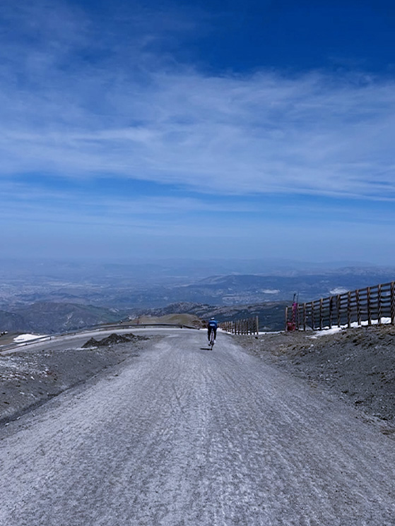 La strada che tocca i 3.000 metri di cui ci diceva Germani. Si nota anche il paesaggio brullo (foto Instagram)
