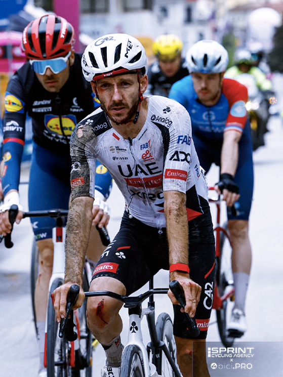 Adam Yates taglia il traguardo con fango e ferite. E' finito sotto un guarderail nella caduta innescata dal compagno Soler