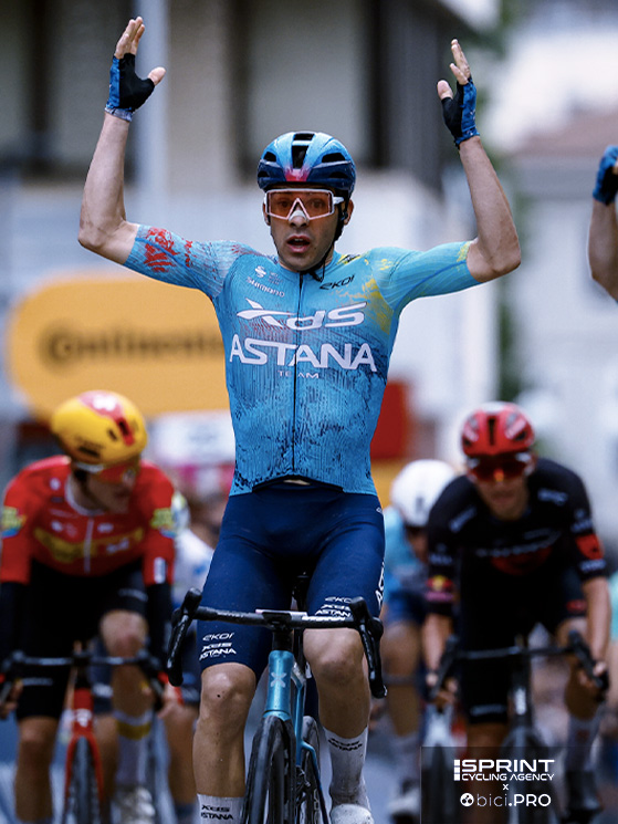 Guillermo Thomas Silva (classe 2001) vince a Veliko Tornovo e indossa la maglia rosa. Da notare alle sue spalle Scaroni che esulta
