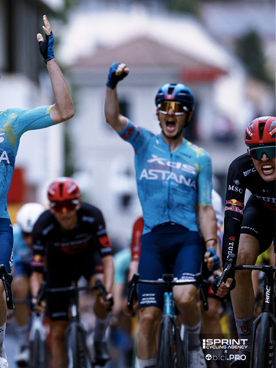 Guillermo Thomas Silva (classe 2001) vince a Veliko Tornovo e indossa la maglia rosa. Da notare alle sue spalle Scaroni che esulta