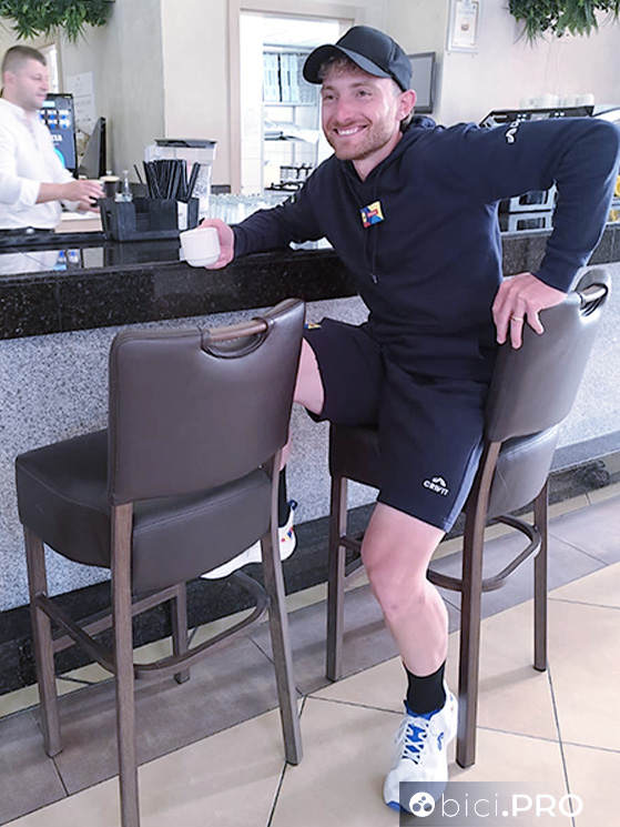 Simone Consonni si gode gli ultimi momenti di relax. Da domani si entra in corsa e lui sarà l'ultimo uomo di Milan