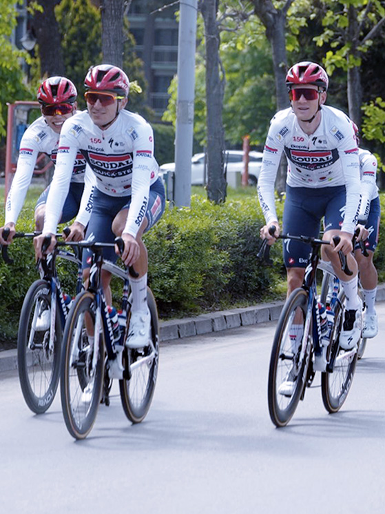 Tutte le squadre più o meno hanno percorso il circuito cittadino di Burgas. Tra queste anche la Soudal di Magnier (il primo a sinistra) il rivale più pericoloso per Milan